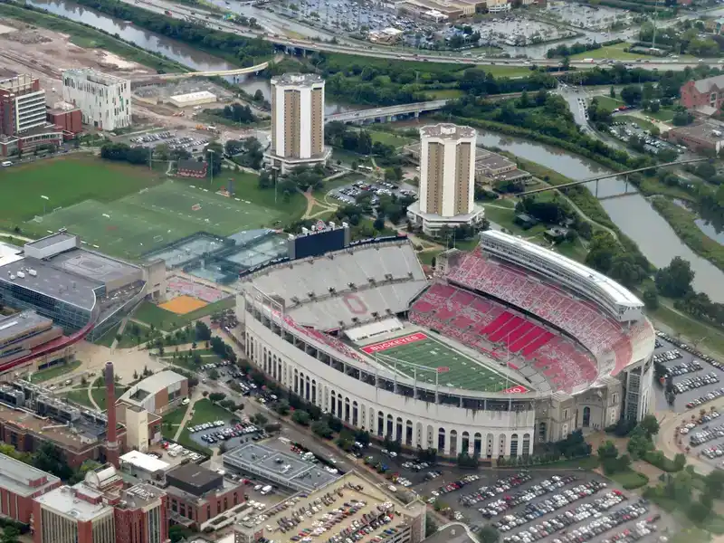 Vista aérea de un estadio de fútbol moderno