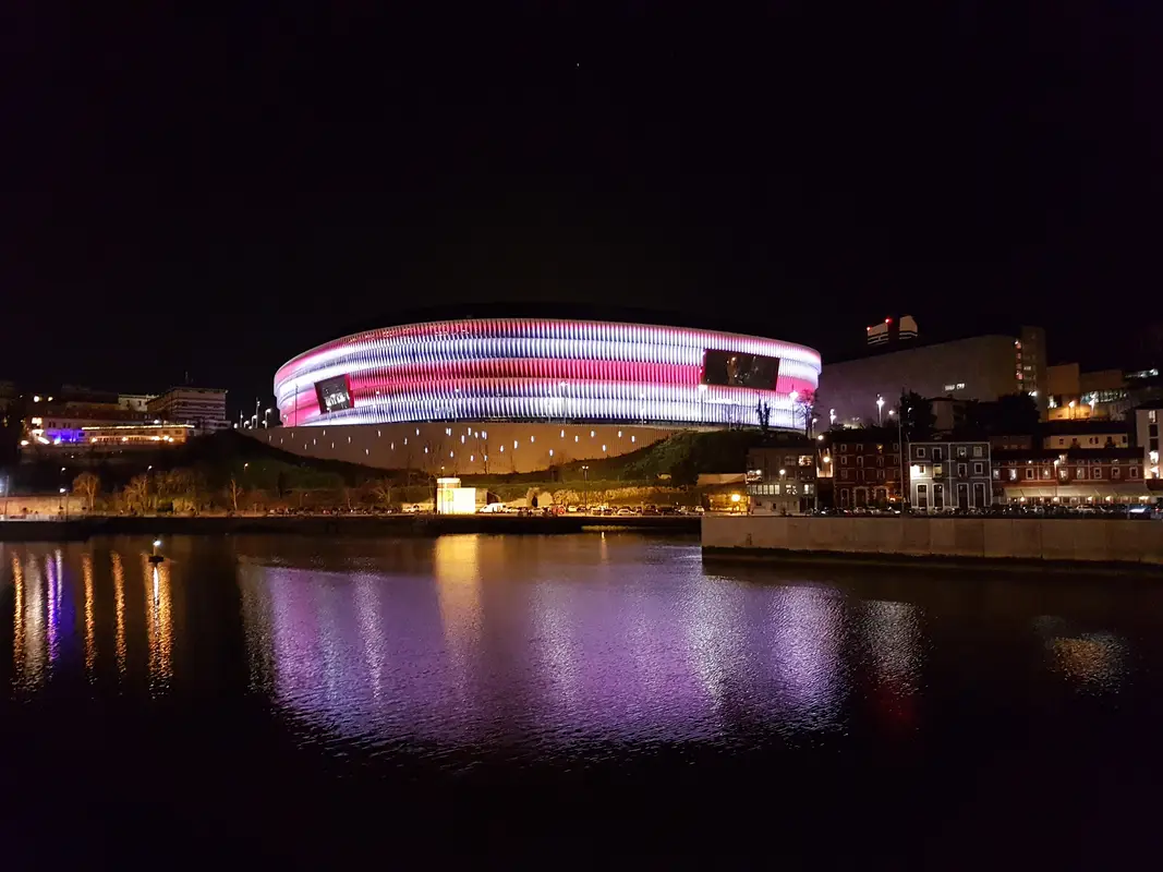 Estadio vacío iluminado por reflectores