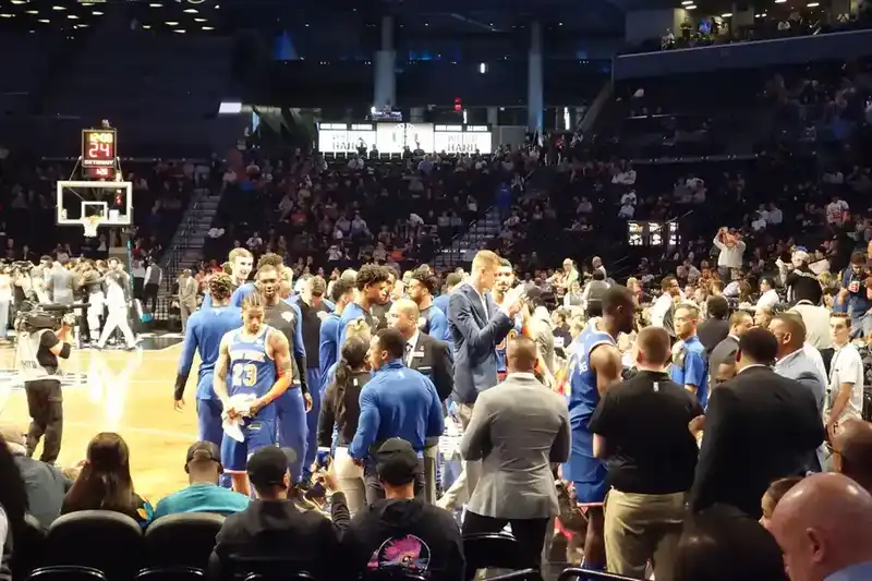 Partido de NBA en vivo con jugadores en acción